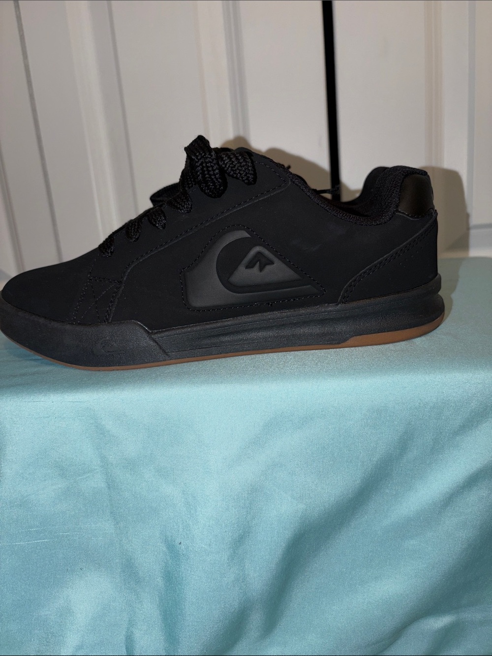 Quiksilver unisex Black Skate Sneaker with Gum Sole, W7, M5.5